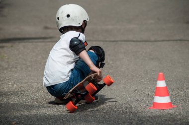 paten kurulu kask ile oturan çocuk portresi