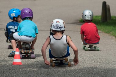 Mulhouse - Fransa - 17 Haziran 2018 - paten kurulu kask ile oturan erkek grup