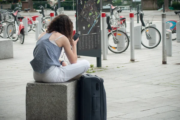 Mülhausen Frankreich Juni 2018 Frau Mit Koffer Wartet Vor Bahnhof — Stockfoto