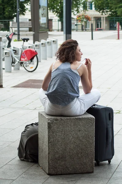 Mulhouse Francia Junio 2018 Mujer Con Maleta Esperando Tren Con — Foto de Stock