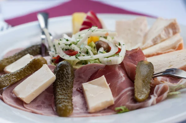 Primer Plano Ensalada Alsaciana Tradicional Con Salchicha Queso — Foto de Stock