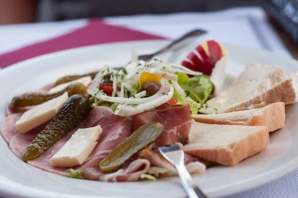 Primer Plano Ensalada Alsaciana Tradicional Con Salchicha Queso — Foto de Stock