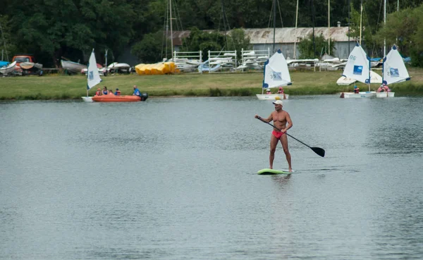 Reiningue Frankrike Juni 2018 Man Rodd Stand Paddle Board Sjön — Stockfoto