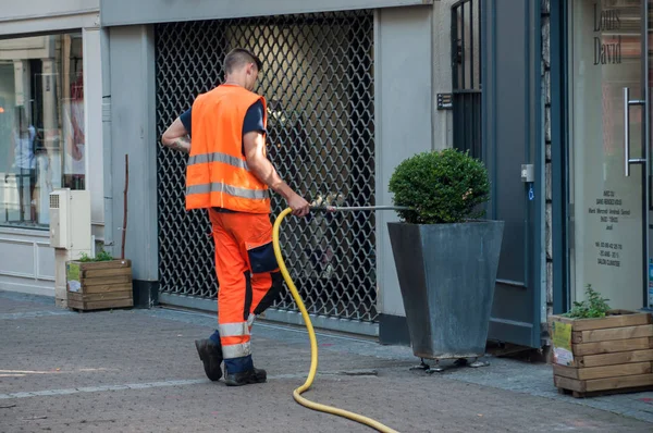 Mulhouse Fransa Haziran 2018 Bahçıvan Sulama Bitki Pot Sokak — Stok fotoğraf