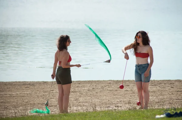 Belfort Francia Junio 2018 Dos Mujeres Haciendo Malabares Playa —  Fotos de Stock