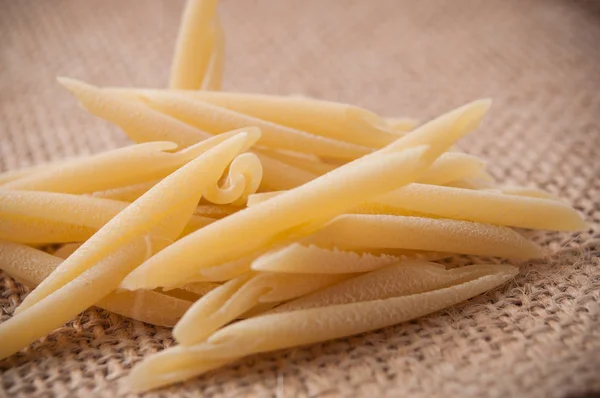 Closeup Penne Těstoviny Zkřížili Pozadí — Stock fotografie