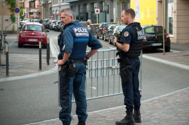 Mulhouse - Fransa - 21 Haziran 2018 - zabıta erkekler sokakta duran