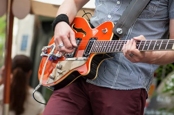 Close Guitarrista Tocando Guitarra Com Grupo Rock Rua — Fotografia de Stock