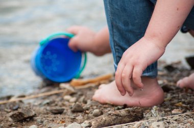Plastik oyuncaklar ile plajda oynayan çocuk metrelik closeup