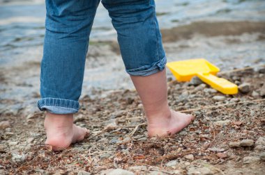 Plastik oyuncaklar ile plajda oynayan çocuk metrelik closeup