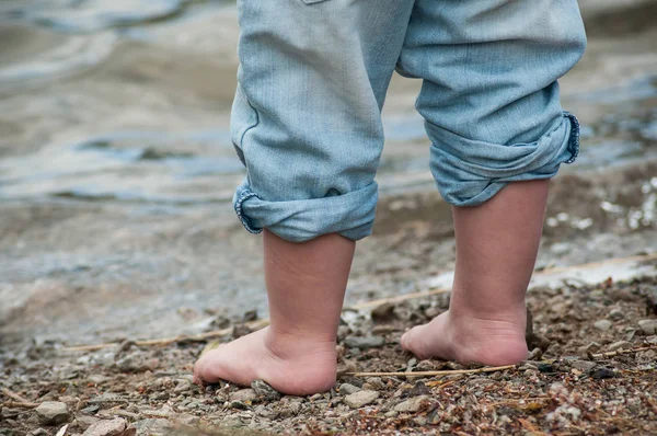 Detailní Záběr Nohy Dítěte Hraje Pláži — Stock fotografie