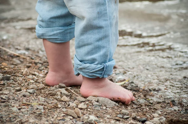 Detailní Záběr Nohy Dítěte Hraje Pláži — Stock fotografie