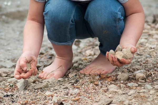 Detailní Záběr Nohy Dítěte Hraje Pláži Kamenem — Stock fotografie