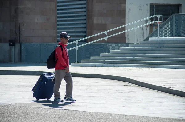 Mulhouse Frankrijk Juni 2018 Ruggegraten Man Met Koffer Wandelen Van — Stockfoto