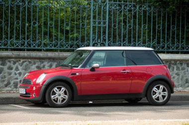 Mulhouse - France - 2 Temmuz 2018 - sokakta park önünde park etmiş kırmızı austin cooper