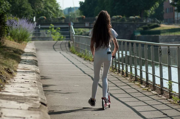 Mulhouse Franciaország 2018 Július Scooter Úton Határ Csatorna Vonzó Lány — Stock Fotó