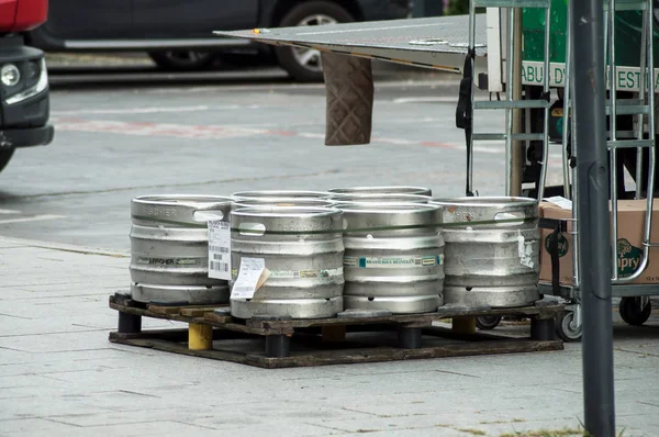 Mulhouse Francia Julio 2018 Barriles Cerveza Heineken Del Camión Reparto — Foto de Stock