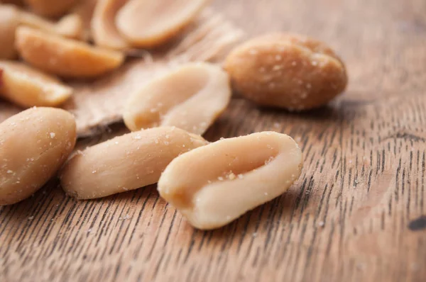 Gros Plan Cacahuètes Salées Sur Fond Bois — Photo