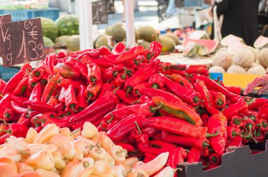 tatlı kırmızı biber kazık piyasada