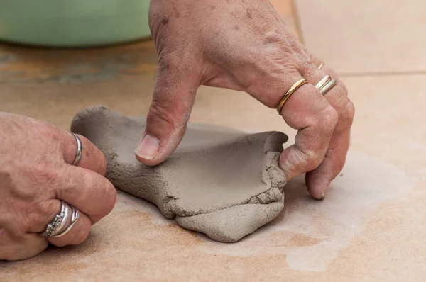 Primer Plano Las Manos Anciana Haciendo Tazón Cerámica Arcilla Exterior —  Fotos de Stock