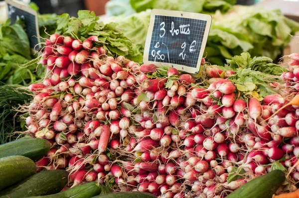 Fechamento Pilha Rabanetes Mercado — Fotografia de Stock