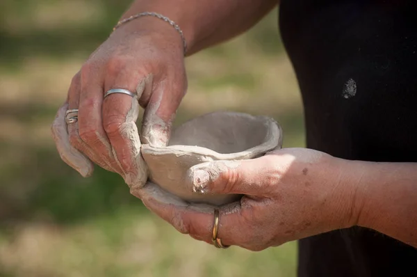 クローズ アップの手の古い屋外の粘土陶器ボウルを作る女性 — ストック写真