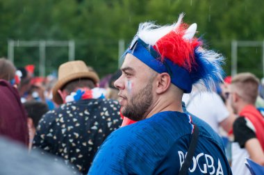 Mulhouse - France - 15 Temmuz 2018 - Fransız futbol destekçisi tricoor şapka sırasında Dünya finalinde dev ekran projeksiyon ile Fransa - Hırvatistan Kupası