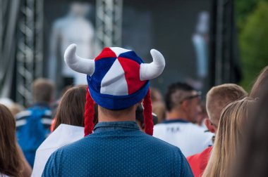 Mulhouse - France - 15 Temmuz 2018 - Fransız futbol destekçisi tricoor şapka sırasında Dünya finalinde dev ekran projeksiyon ile Fransa - Hırvatistan Kupası