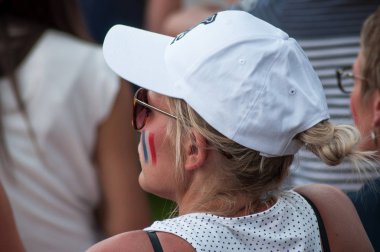 Mulhouse - France - 15 Temmuz 2018 - Fransız destekçisi Fransız bayrağı yüzünde dünya finalinde dev ekran projeksiyon sırasında boyama ile Futbol Kupası Fransa - Hırvatistan