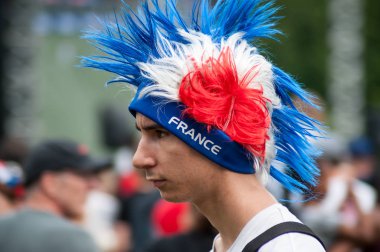 Mulhouse - France - 15 Temmuz 2018 - Fransız futbol destekçisi tricoor şapka sırasında Dünya finalinde dev ekran projeksiyon ile Fransa - Hırvatistan Kupası