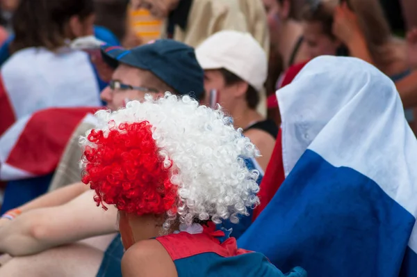 ミュルーズ フランス 2018 サッカーのフランス サポーター Tricoor 帽子と世界の最終の巨大スクリーン投影時にフランス国旗カップ フランス クロアチア — ストック写真