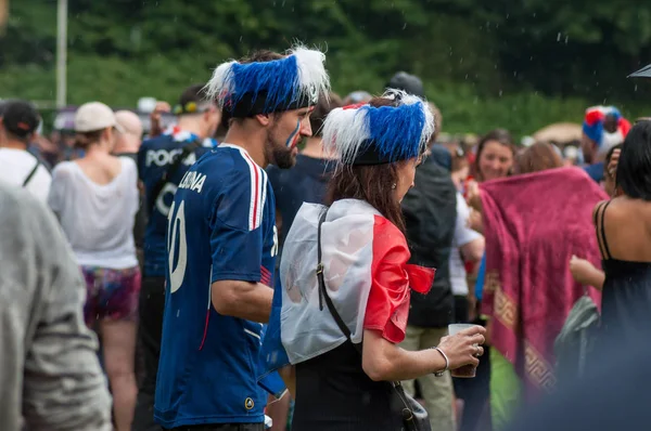 牟罗兹 2018年7月15日 橄榄球的法国支持者夫妇在世界杯决赛的巨型屏幕投射法国 克罗地亚 — 图库照片