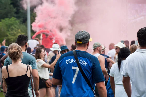 ミュルーズ フランス 2018 世界の最終の巨大スクリーン投影時に番号 Griezmann シャツとサッカーのフランス サポーター カップ フランス クロアチア — ストック写真