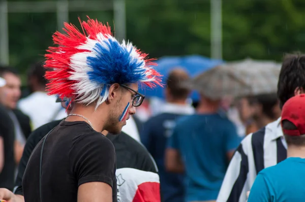牟罗兹 2018年7月15日 法国支持者橄榄球与三色帽子在决赛的巨型屏幕投射法国 克罗地亚 — 图库照片