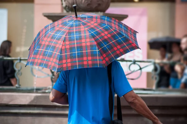 傘を持つ男の肖像石畳市内の場所 — ストック写真