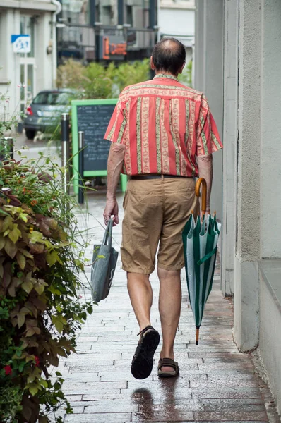 Mulhouse Frankrike Juli 2018 Porträtt Man Med Paraply Gatan Baksidan — Stockfoto