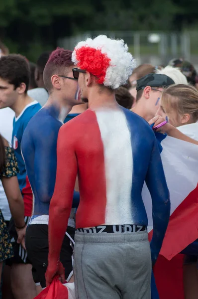 ミュルーズ フランス 2018 世界の最終の巨大スクリーン投影時に体にトリコロール塗装とサッカーのフランス語サポーター カップ フランス クロアチア — ストック写真