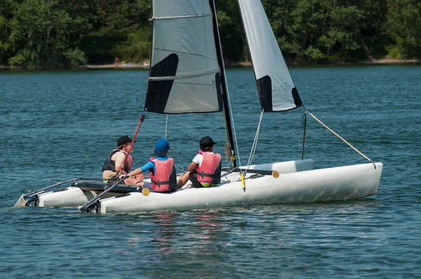 Reingue Francia Julio 2018 Catamarán Navegando Lago Reinengue — Foto de Stock