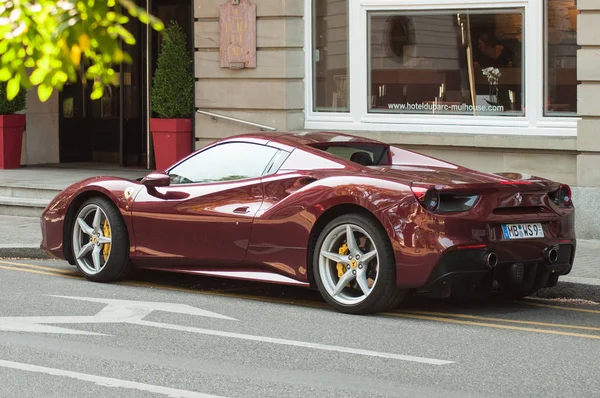 Mulhouse Франція Липня 2018 Червоний Ferrari 488 Припаркований Вулиці Навпроти — стокове фото