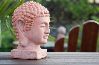 terra cotta closeup Buda bahçede