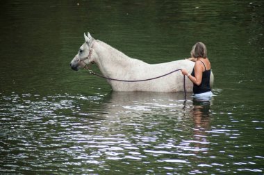 sıcak hava dalgası sırasında nehre at ile kadın portresi