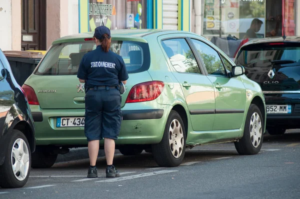 Mulhouse Fransa Temmuz 2018 Polis Kadın Bir Dakika Park Edilmiş — Stok fotoğraf