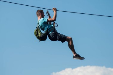 Kruth - Fransa - 27 Temmuz 2018 - adam sırt çantası ile inerler zipline dağ manzara arka planda üzerinde