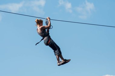 Kruth - Fransa - 27 Temmuz 2018 - kadın inerler zipline dağ manzara arka planda üzerinde