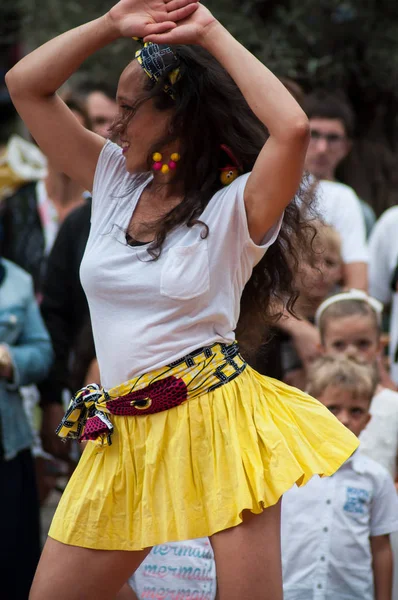 牟罗兹 2018年7月28日 妇女萨尔萨舞在大街上的主要位置 — 图库照片