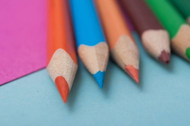 portre renk arka plan üzerinde boyama kalemler