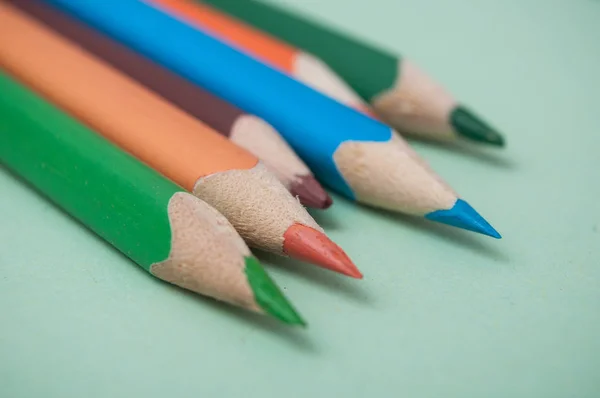 彩色鉛筆色の背景上のクローズ アップ — ストック写真