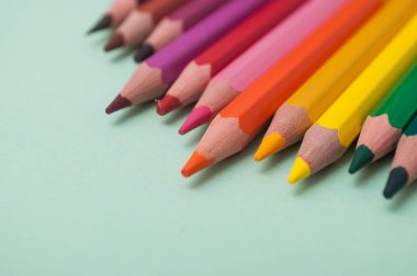portre renk arka plan üzerinde boyama kalemler