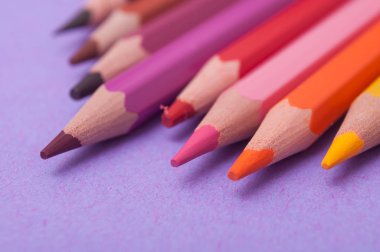 portre renk arka plan üzerinde boyama kalemler