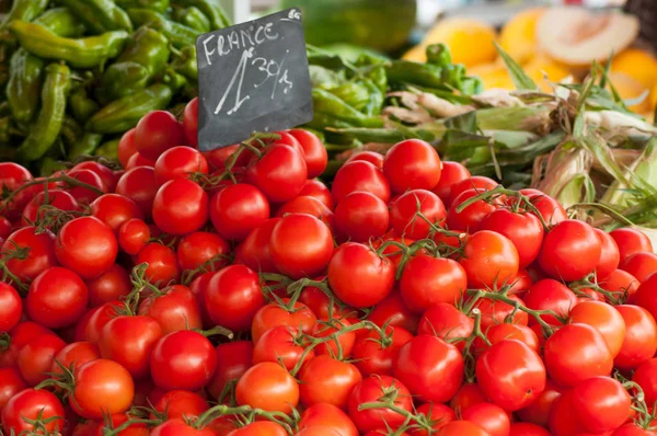 Encerramento Dos Tomates Frescos Mercado — Fotografia de Stock